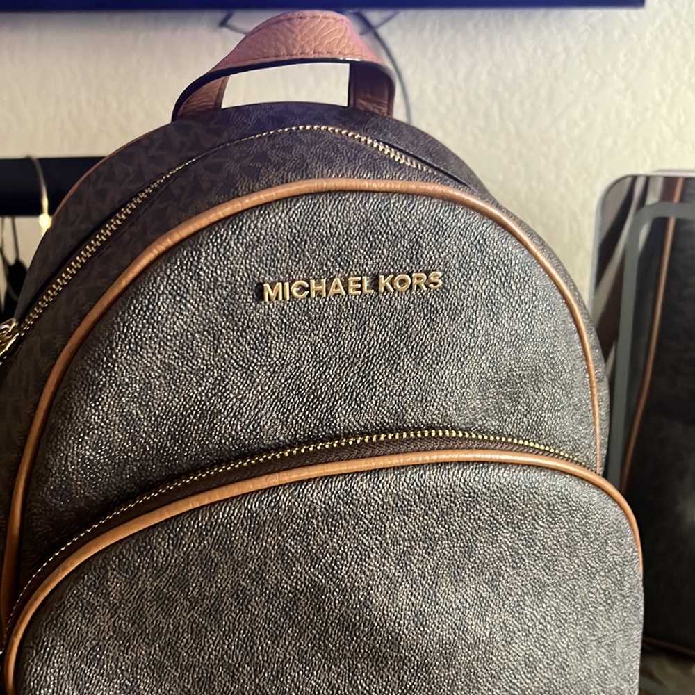 Michael kors signature back pack, very clean used only a few times - Picture 4 of 10